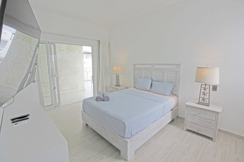 Spacious 1 bedroom PH just steps from the beach