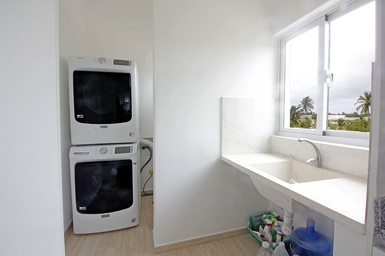 Spacious 3-bedroom PH for 9 people