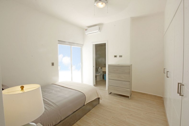 Spacious 3-bedroom PH for 9 people