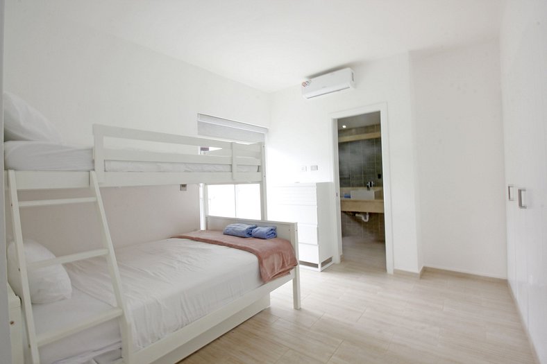 Spacious 3-bedroom PH for 9 people