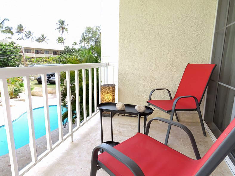 Steps from the beach, 2 bedrooms, 50mbps internet.