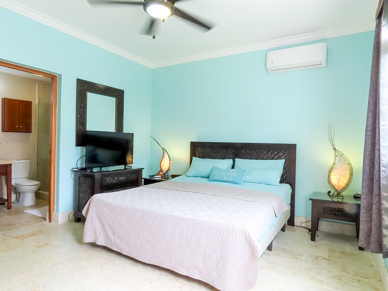 Steps from the beach, 2 bedrooms, 50mbps internet.